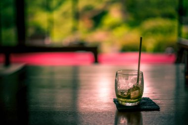 Japon tarzı bir masaya konmuş soğuk yeşil çay.