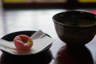 Japon tarzı masaya yerleştirilen yeşil çay ve tatlılar.