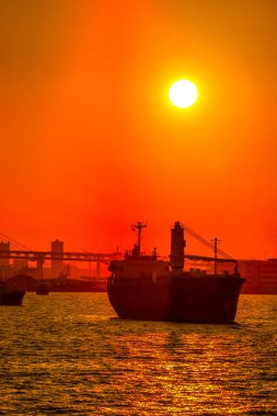 Kargo gemisi silueti ve gün batımı
