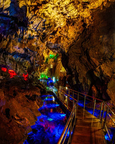 Прихована Велика Вапнякова Печера — стокове фото