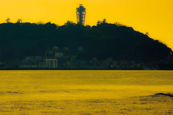 シルエットと夕日の江の島 — ストック写真