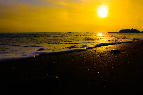 シルエットと夕日の江の島 — ストック写真