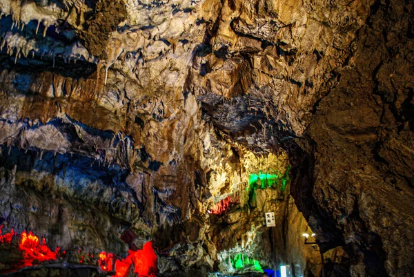 Прихована Велика Вапнякова Печера — стокове фото