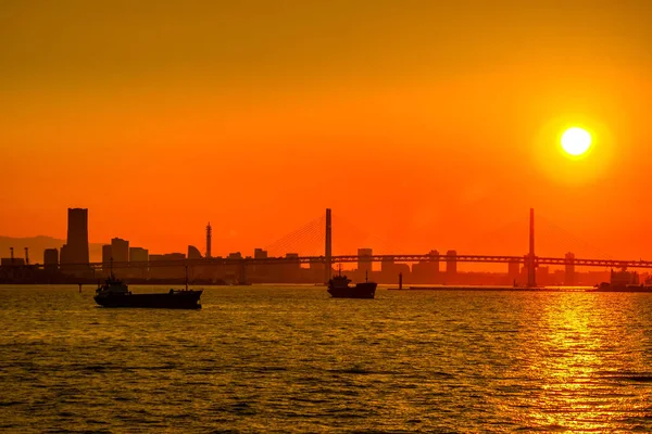 Silueta Del Buque Carga Puesta Sol Del Horizonte Yokohama — Foto de Stock