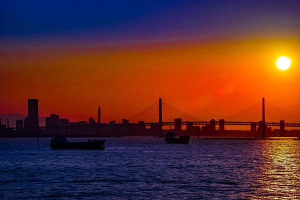 Frachtschiff Silhouette Und Yokohama Skyline Sonnenuntergang — Stockfoto