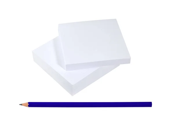 Bloco Papéis Memorando Branco Com Lápis Azul Isolado Sobre Fundo — Fotografia de Stock
