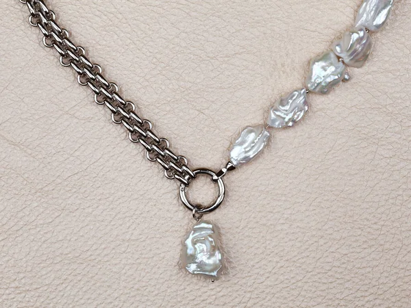 Luxury Elegant Baroque Pearl Necklace Pendant Beige Leather Background Close — Stock Photo, Image