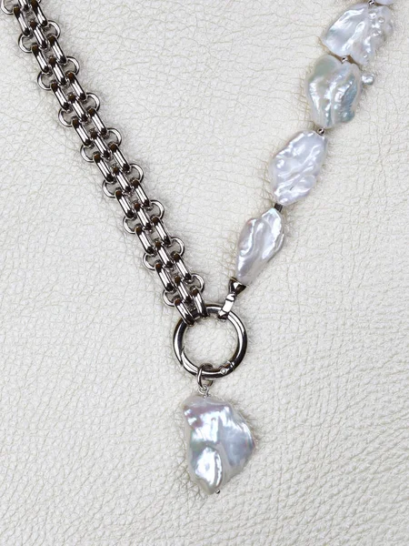 Elegante Collar Perlas Barrocas Lujo Con Colgante Sobre Fondo Cuero — Foto de Stock