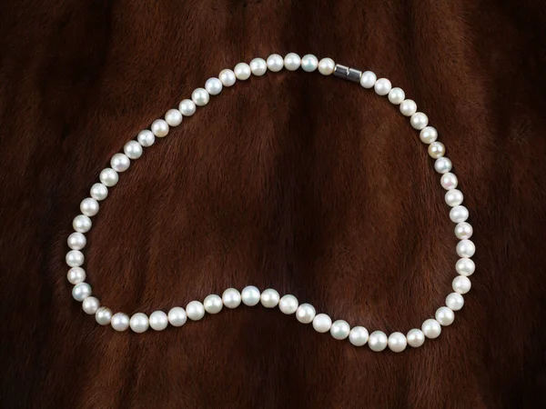 Biały Naszyjnik Perłowy Brązowym Tle Futra — Zdjęcie stockowe