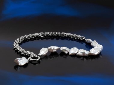 Şatafatlı, zarif, siyah arka planda kolyesi olan bir inci kolye. Yakın plan çekim. Kopyalama alanı ile