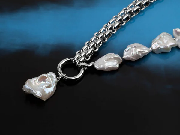Luxury Elegant Baroque Pearl Necklace Pendant Gradient Black Blue Background — Stock Photo, Image