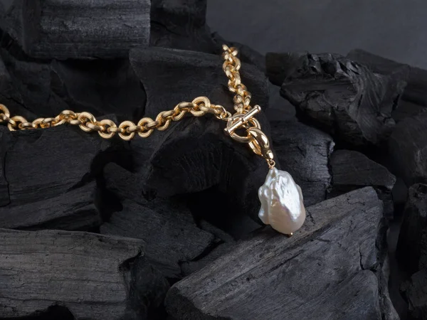 Gold Necklace White Baroque Pearl Pendant Black Coal Backgroun — Stock Photo, Image