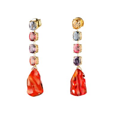 Beyaz arka planda izole edilmiş renkli mücevher kadın küpeleri 