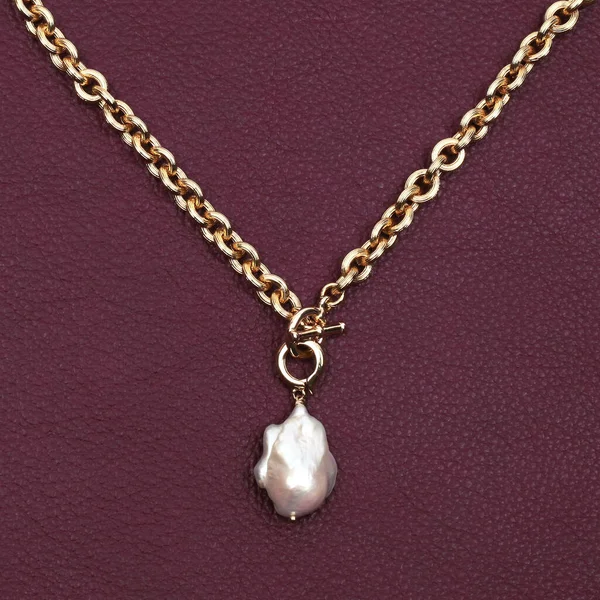 Golden Chain White Baroque Pearl Pendant Red Leather Background Close — Stock Photo, Image