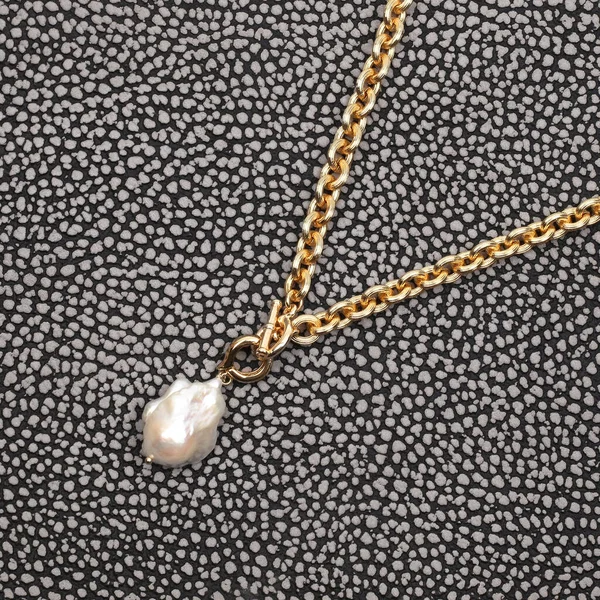 Golden Chain White Baroque Pearl Pendant Spotted Leather Background Close — Stock Photo, Image