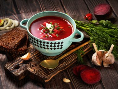 Ekşi krema ve bitkilerle Ukrayna ve Rus ulusal kırmızı borsch 'u. Bir kase kırmızı pancar çorbası koyu kırsal arka planda                          