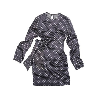 Beyaz arka planda uzun kollu benekli yaz elbisesi. Düz yatıyordu