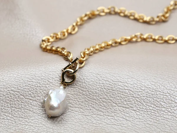 金项链 白色巴洛克珍珠挂件 米色皮革背景 特写镜头 — 图库照片