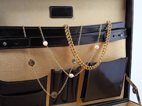 两个女人的金项链敞开的黑色皮革公文包背景 特写镜头 — 图库照片