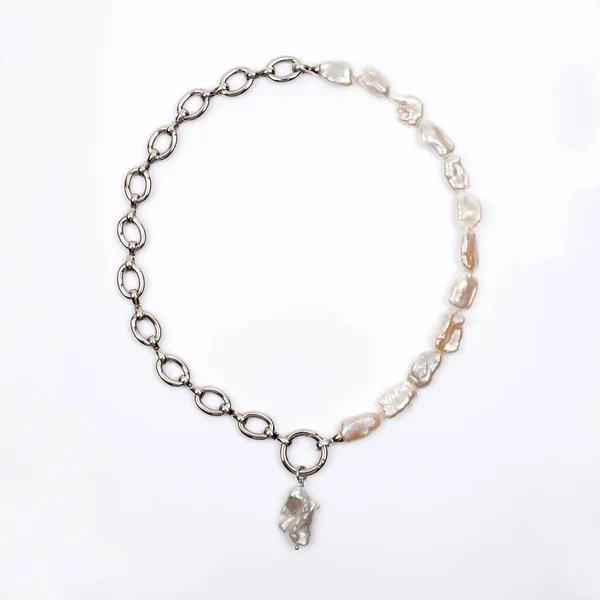 Elegante Collar Perlas Barrocas Lujo Con Colgante Sobre Fondo Blanco — Foto de Stock