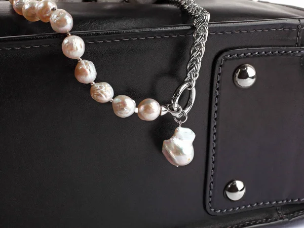 Elegante Collar Perlas Barrocas Lujo Con Colgante Caja Cuero Negro — Foto de Stock