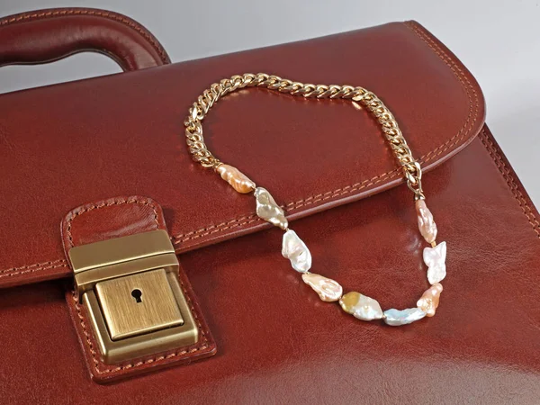 Barock Perlenkette Goldene Kette Auf Männlichen Braunen Lederetui Nahaufnahme — Stockfoto