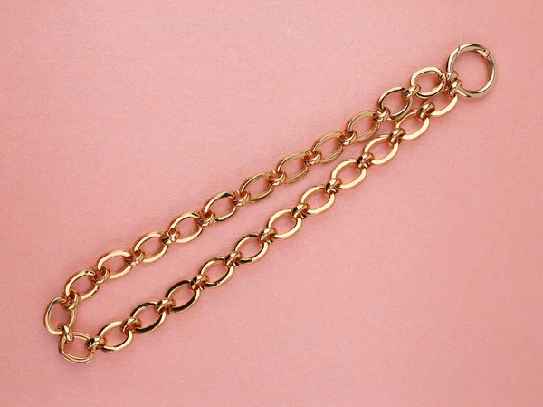 Kvinnors Guld Kedja Halsband Rosa Skimrande Bakgrund Ovanifrån Med Kopieringsutrymme — Stockfoto