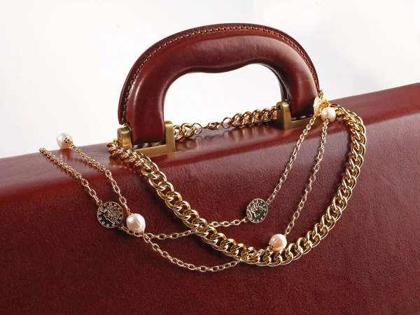 Zwei Goldene Halsketten Für Frauen Auf Braunem Lederetui Hintergrund Nahaufnahme — Stockfoto