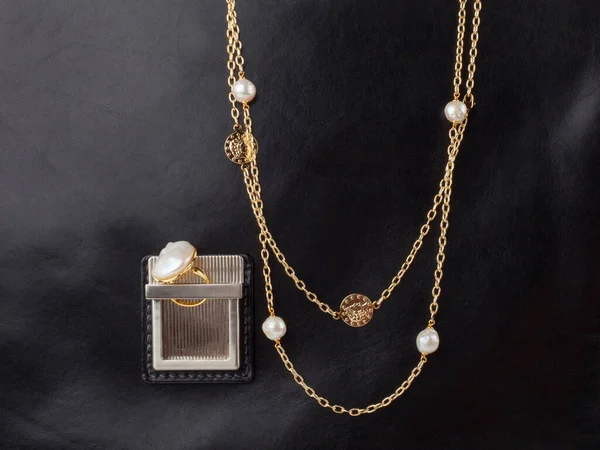 Zwei Goldene Halsketten Für Frauen Und Ein Barocker Perlenring Auf — Stockfoto