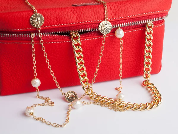 Zwei Goldene Halsketten Für Frauen Mit Weißer Kosmetiktasche Aus Rotem — Stockfoto