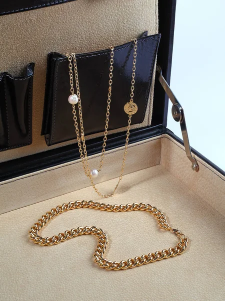 Goldene Halsketten Offener Schwarzer Lederaktentasche Nahaufnahme — Stockfoto
