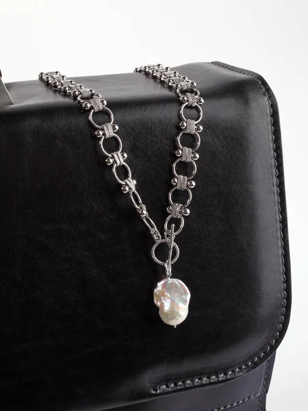 Women Silver Necklace Baroque Pearl Pendant Male Black Leather Briefcase — Stock Photo, Image