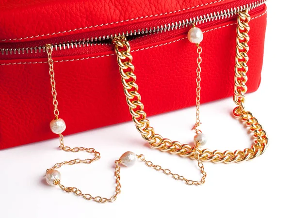 Frauen Goldketten Mit Weiblichem Rotem Leder Kosmetiktasche Hintergrund Nahaufnahme — Stockfoto