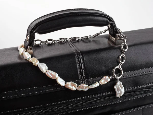 Silberne Barockperlenkette Mit Anhänger Für Frauen Einer Schwarzen Lederaktentasche Für — Stockfoto