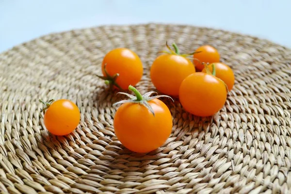 Kleine Orange Und Gelbe Bio Kirschtomaten — Stockfoto