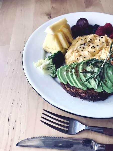 Desayuno Con Aguacate Tostadas Bayas Frescas —  Fotos de Stock