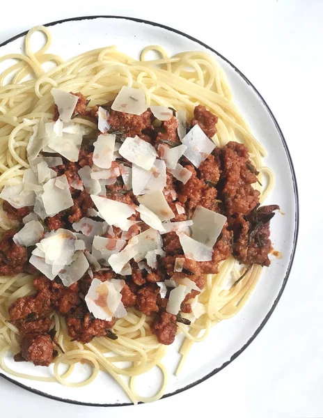 Deliciosos espaguetis de pasta de tomate con camarones y otros mariscos —  Fotos de Stock