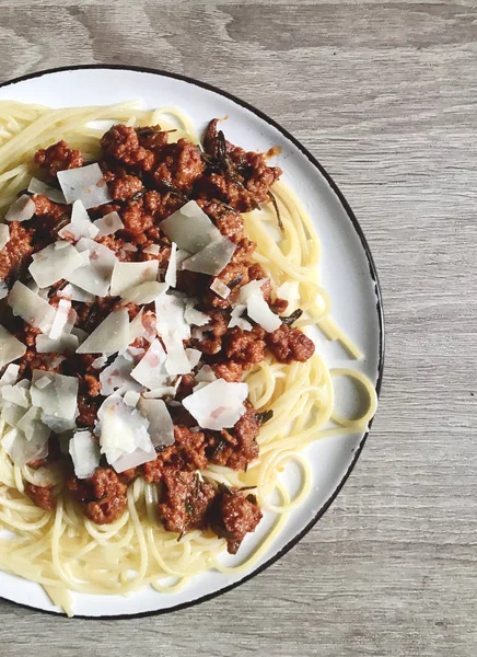 Heerlijke tomaat pasta spaghetti met garnalen en andere zeevruchten Stockafbeelding