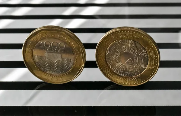 正面和背面有2000枚哥伦比亚比索硬币 立在光滑的表面上 上有线条 — 图库照片