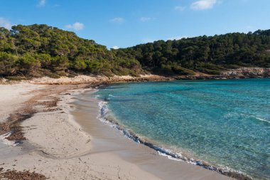 İspanyol Akdeniz adası Menorca 'da ilkbahar ve yaz aylarında terk edilmiş cennet plajları, covid 19 Coronavirus krizinden sonra