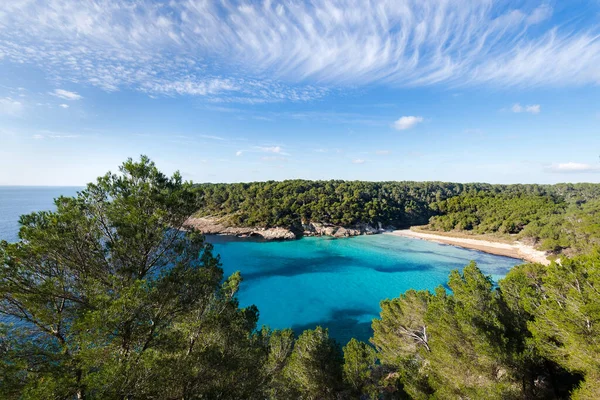 İspanyol Akdeniz adası Menorca 'da ilkbahar ve yaz aylarında terk edilmiş cennet plajları, covid 19 Coronavirus krizinden sonra