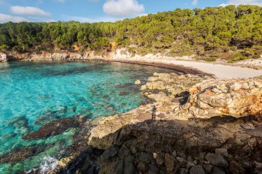 Eskort kumsalı, ilkbahar ve yaz aylarında terk edilmiş cennet plajları, İspanyol Akdeniz adası Menorca 'da, covid 19 Coronavirus krizinden sonra.