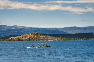Bir grup genç sporcu kanolarında Aguilar barajının sakinliğinin tadını çıkarıyorlar. Palencia, İspanya.