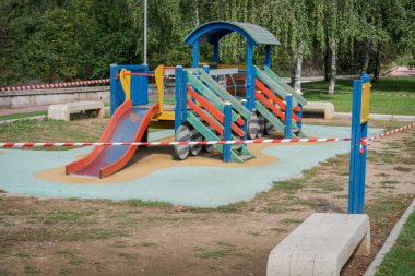 İspanya, Palencia 'da kapalı ve boş çocuk parkları Coronavirus yüzünden, covid 19, kriz 2020