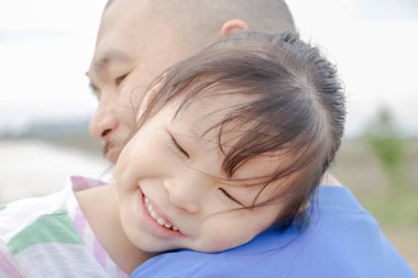 Küçük Asyalı kız babası ile