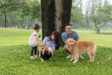 Aileyle Köpek Dinleniyor