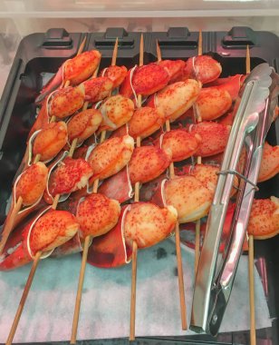  Sabah pazarında satılık dev yengeç.