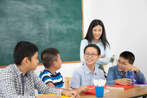 Asiático Sorrindo Crianças Escola Elementar Sentadas Mesas Sala Aula Com — Fotografia de Stock