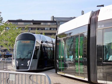 Lüksemburg kenti / Lüksemburg - 06 / 25 / 2019: Yeni çok modern tramvaylar, büyük kapasiteli, rahat, hızlı, iki yönlü Lüksemburg ve Star Square, Glacis durağında