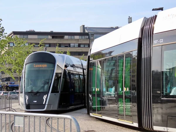 Lüksemburg kenti / Lüksemburg - 06 / 25 / 2019: Yeni çok modern tramvaylar, büyük kapasiteli, rahat, hızlı, iki yönlü Lüksemburg ve Star Square, Glacis durağında